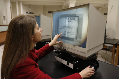La investigación complementaria es clave. Aquí, buceando en los archivos de microfilms de la Biblioteca Nacional.
